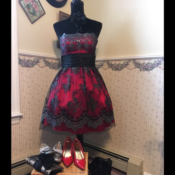 Blondie Nites Dresses & Skirts - Gorgeous red and black dress🌼🌸
